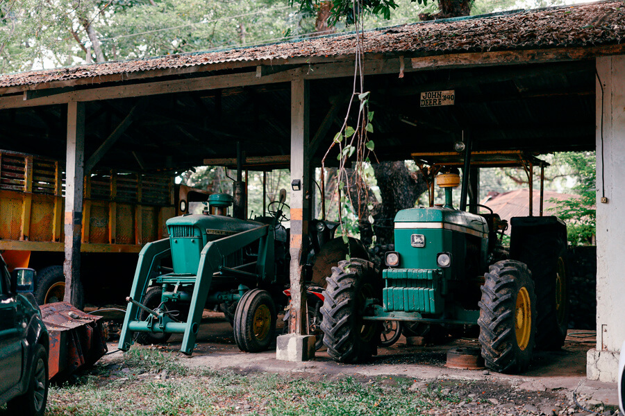 Máquina agrícolas paradas em barracão para realização de manutenção.