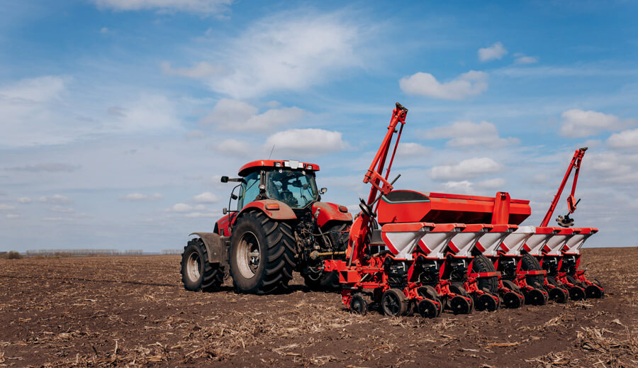 Plantadeira agrícola trabalhando no campo.